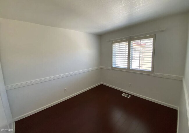 Building Photo - 4 br, 2.5 bath House - 1958 Grove Court