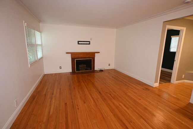 Building Photo - Beautiful 3bd 1bath home in Long Beach