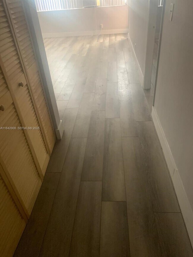 Foto del edificio - 2025 NE 164th St