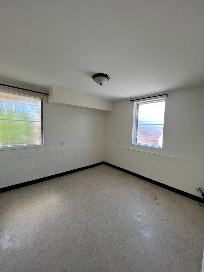 Building Photo - 2 bedroom 1 bath in Liliha!