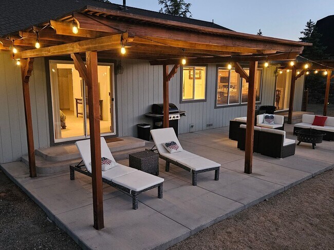 Building Photo - AMAZING FULLY FURNISHED 3 Bed / 2.5 Bath h...