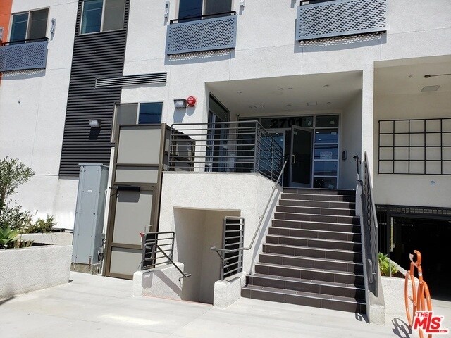 Foto del edificio - 2701 James M Wood Blvd