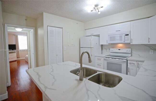 Foto del edificio - 4360 NW 107th Ave