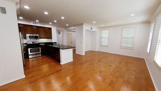 Building Photo - 37 Spanish Lace