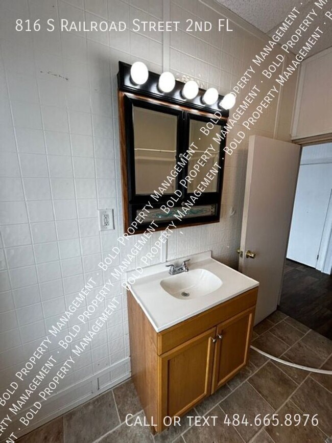 Foto del edificio - 816 S Railroad St
