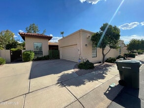 Building Photo - 5521 E Paradise Dr