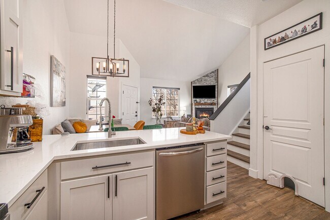 Foto del edificio - 2 Bedroom 2 Bathroom Townhouse in Jefferson Gardens