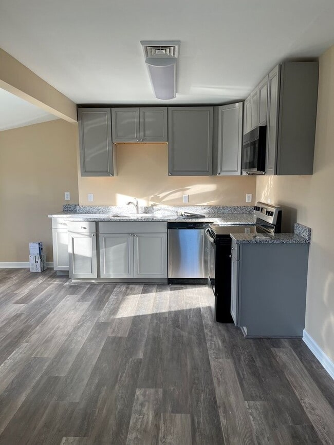 Foto del edificio - 3 Bedroom | 2 Bath | 1,098 Sq Ft | Updated Interior