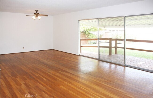 Foto del edificio - 8625 Crescent Ave