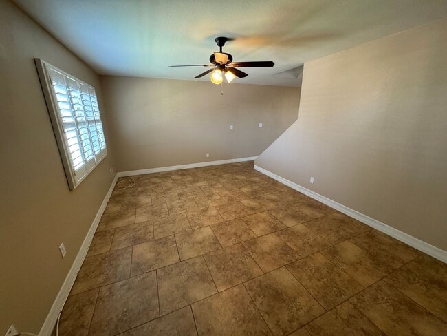 Building Photo - 3 Bedroom - 2  Bedroom - 1656 Sq. Ft - Cas...