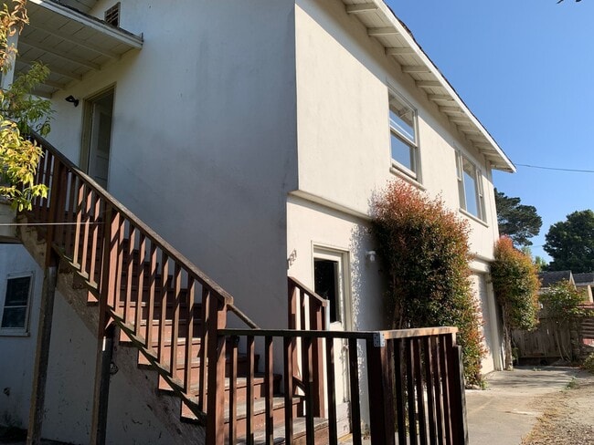 Building Photo - Great 2 bedroom upstairs standalone unit with garage