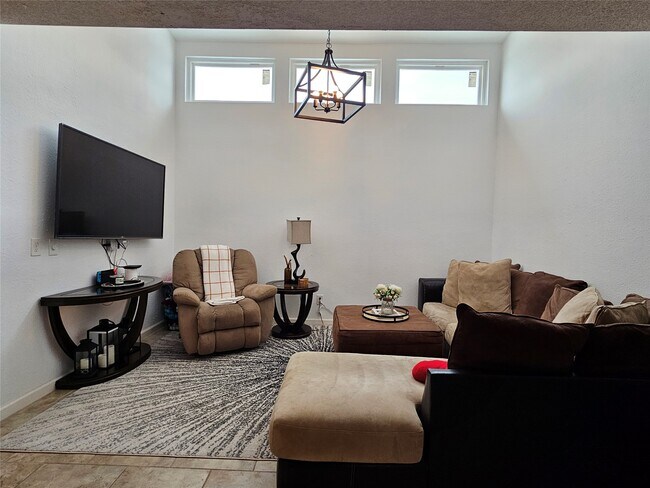 Building Photo - 1806 Saxony Ln