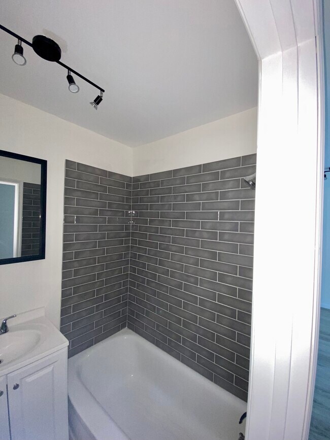 Bathroom - 201 Acklen Park Dr