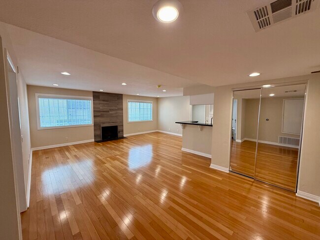 Foto del edificio - 4249 Longridge Ave