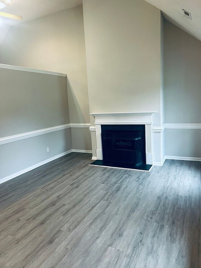 Building Photo - 804 Valley Creek Dr