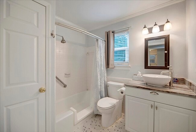 Building Photo - 867 Colony Dr