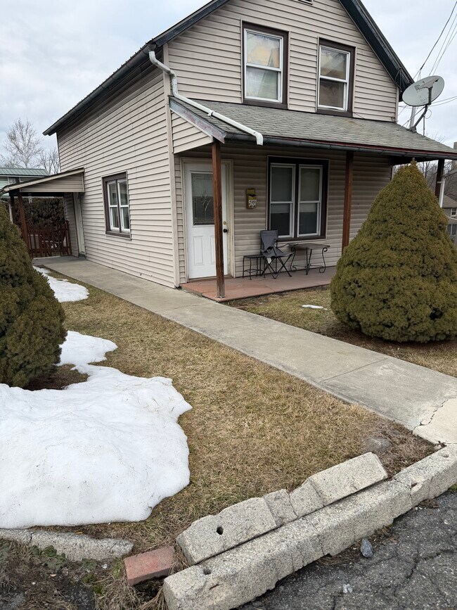 Hogar - 5137 Main St