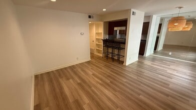 Building Photo - 500 E Riverside Dr