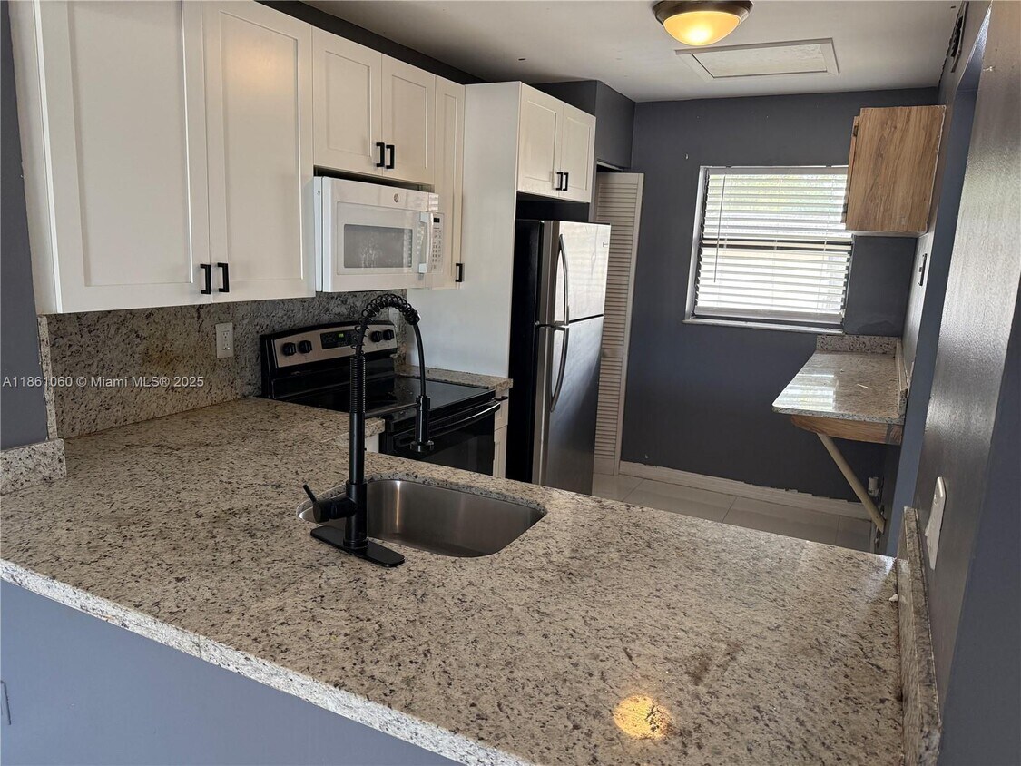 Foto principal - 842 NE 209th St