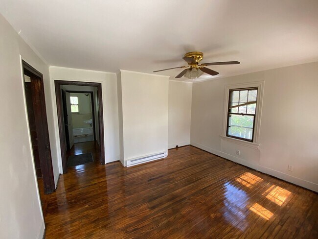 Building Photo - Newly available in woodycrest