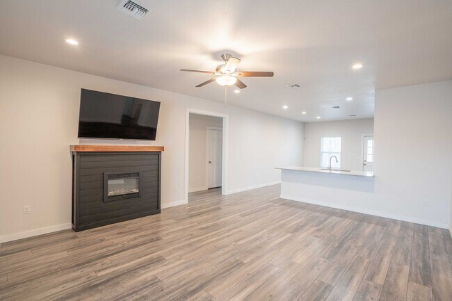 Foto del edificio - 4 Bed / 2 Bath in Broken Arrow!