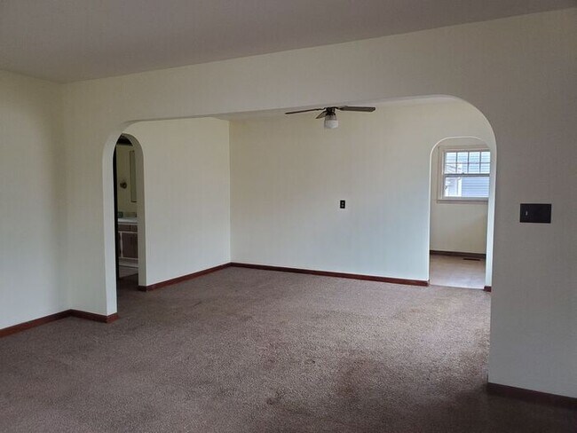 Building Photo - 2 Bedroom House w/1 Car Attached Garage