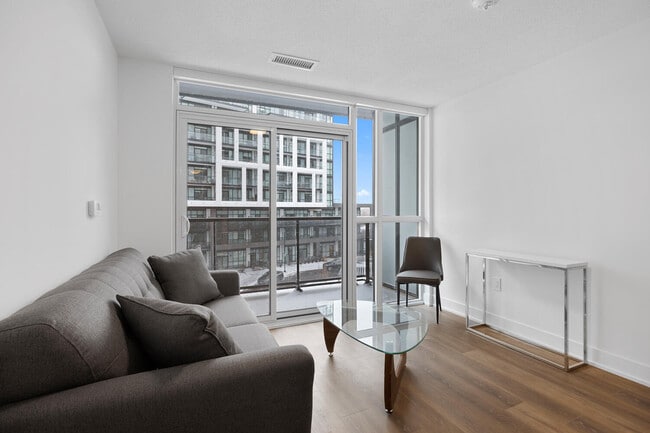 Photo du bâtiment - One Plus Den Furnished unit