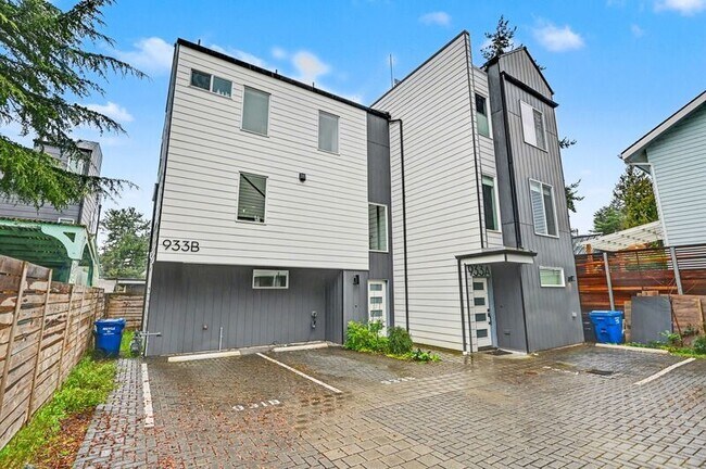 Building Photo - 933 N 91st St