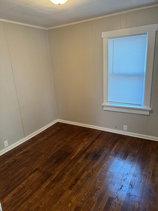 Building Photo - 2 Bedroom House - RENT SPECIAL!