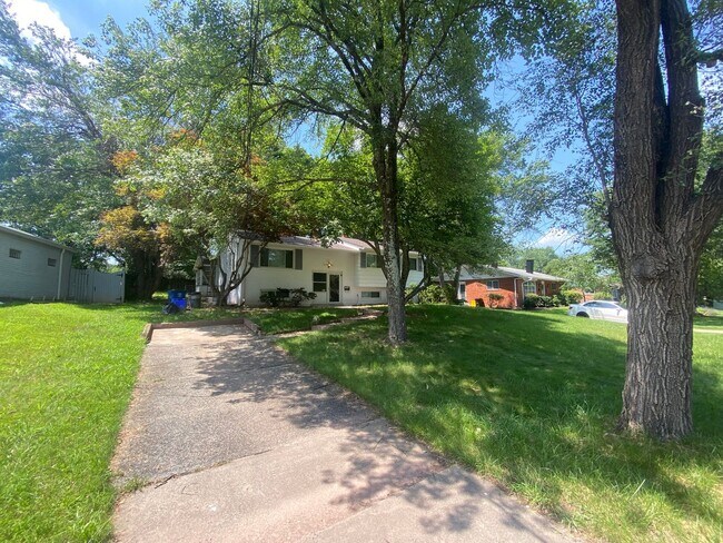 Foto del edificio - A spacious three bedroom/ three bath split...