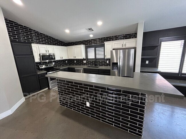 Building Photo - 13932 W Mauna Loa Ln