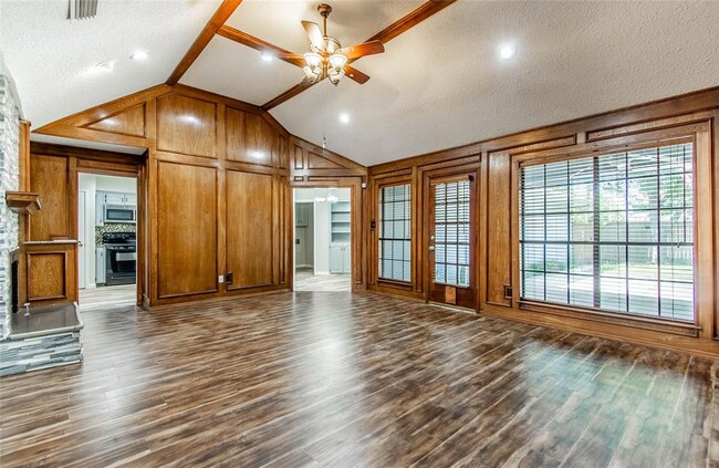 Building Photo - 2701 Green Oaks Dr