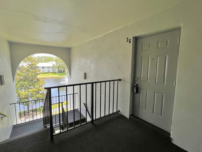 Building Photo - Beautifully Updated 2 Bedroom, 2 Bath Top ...