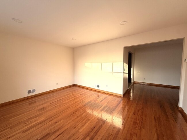 Foto del edificio - 304 Columbia Ave
