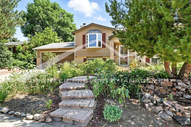 Building Photo - Spacious Home with Washer/Dryer and Centra...