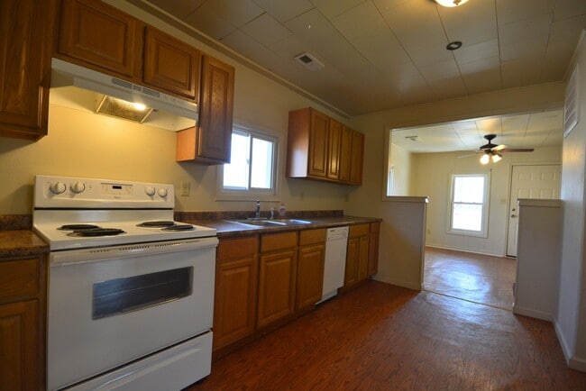 Building Photo - Adorable 2 bedroom 1 bath house!!