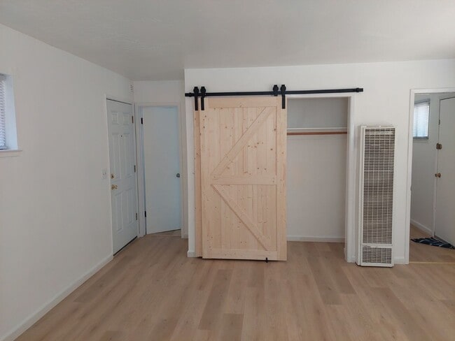 Building Photo - 2 Bedroom near Stateline