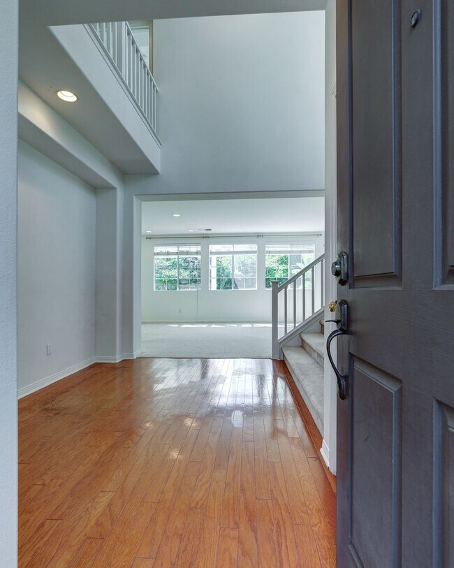 Building Photo - Beautiful 4 bedroom 3 bath with bonus room in Thousand Oaks!