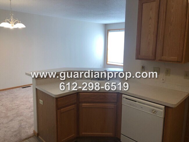 Foto del edificio - Shoreview Townhouse Available October 1, Open Floor Plan, Jacuzzi Tub, Fireplace, Attached Garage