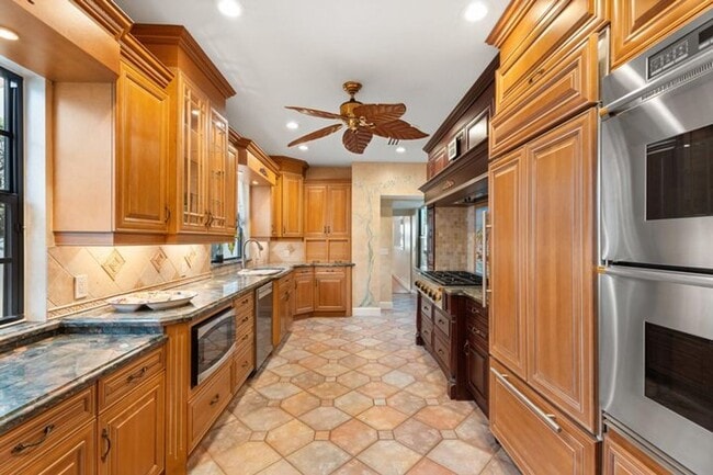 Building Photo - 114 S Lake Dr