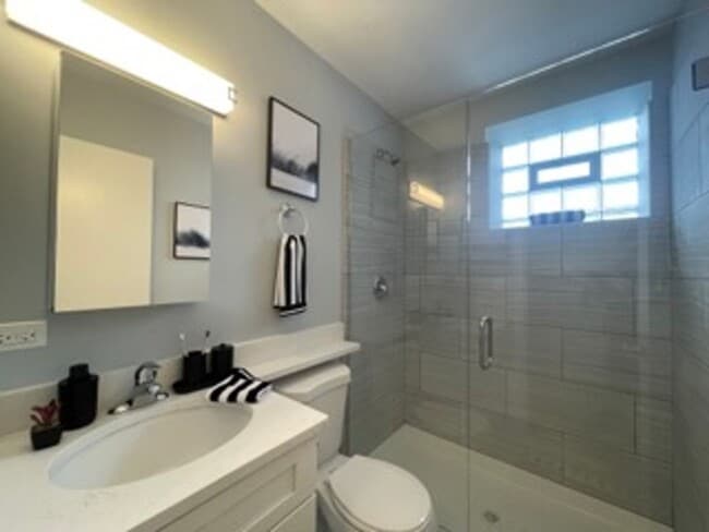 Building Photo - Brand new Luxury studio 2 blocks to the lake