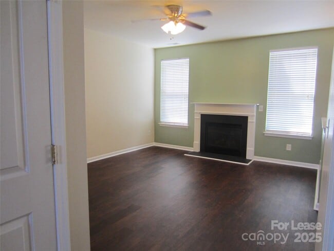 Foto del edificio - 7579 Bluff Point Ln