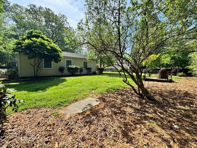 Building Photo - Recently Updated 4-Bedroom Ranch Home w/a 2 Bedroom Guest Cottage! Ready 05-01-26! Pet Friendly Home
