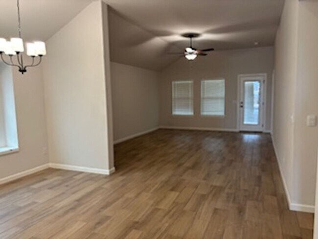 Foto del edificio - First Month Free - New Home!
