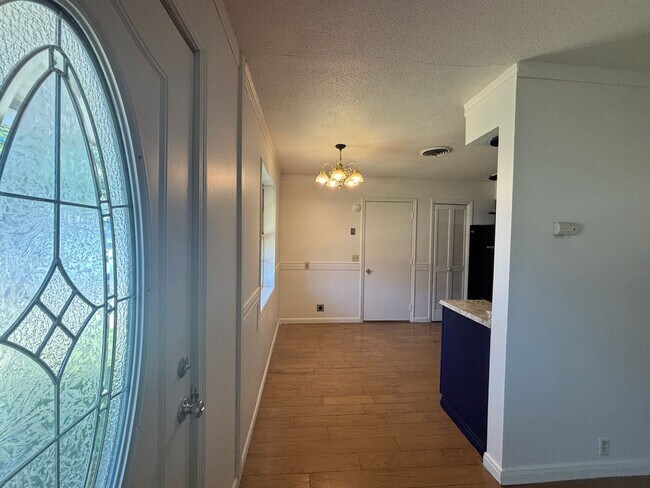 Building Photo - Sapulpa Cutie - New flooring and Paint