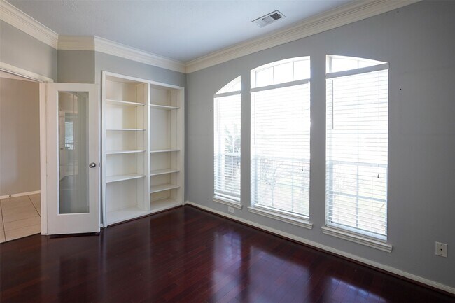 Foto del edificio - 2403 Blue Shadow Dr