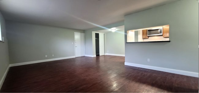 Building Photo - Beautiful Two Bedroom One Bath Apartment Home