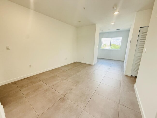 Foto del edificio - 1295 W 69th St