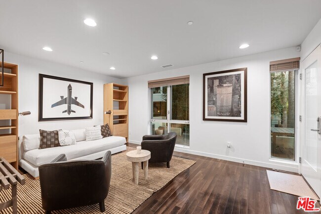 Foto del edificio - 310 Washington Blvd