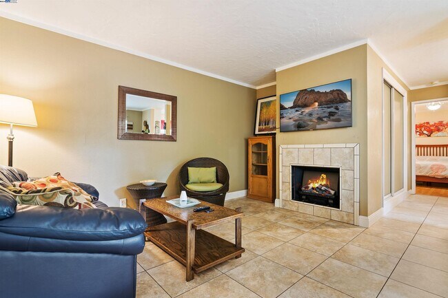 Building Photo - 385 Camelback Rd
